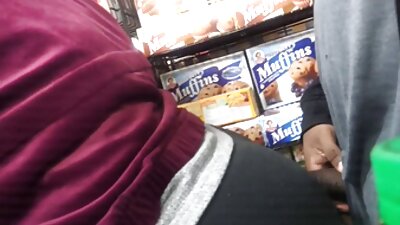 Gözəl dəyirmi götlü seksual sarışın öz amcığını dərindən vurur